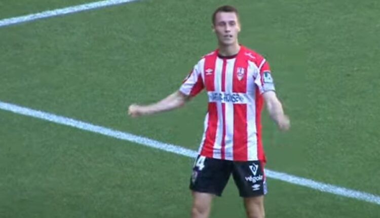 Dubasin celebrando un gol con la UD Logroñés