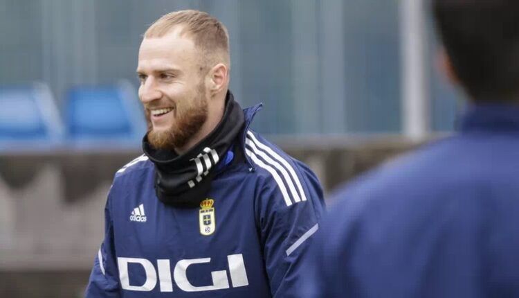 Pierre Cornud en un entrenamiento con el Real Oviedo