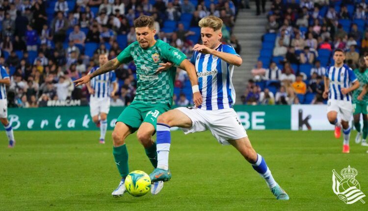 Pozo (Almería) y Robert Navarro (Real B) en un partido