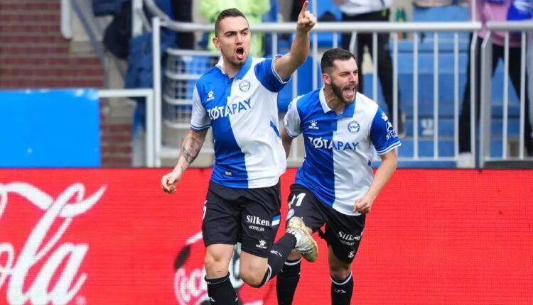 Gonzalo Escalante celebra un gol con el Alavés