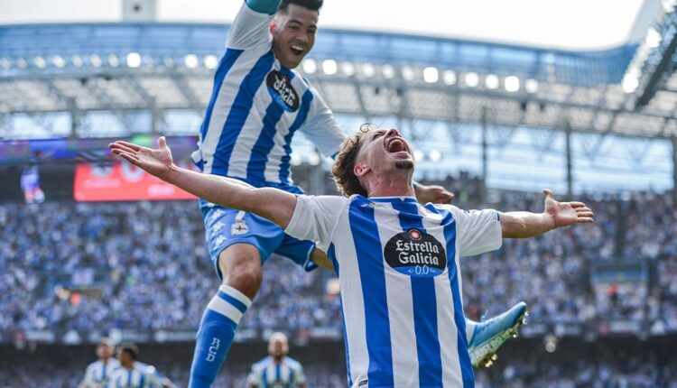 Mario Soriano celebra un gol con el Dépor