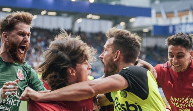 Stuani abraza a compañeros del Girona