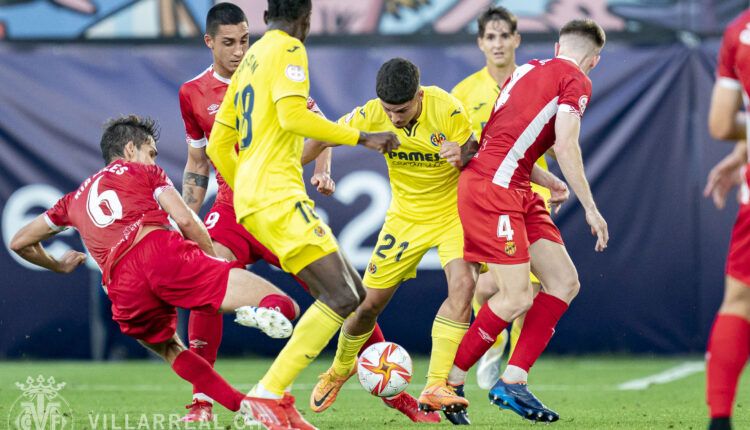 Sergio Lozano intenta escaparse de tres defensas | Foto: @CanteraGrogueta