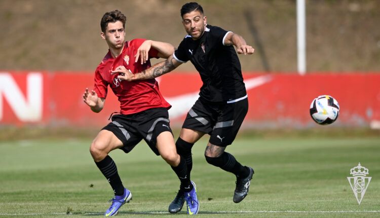 José Gragera y Gio Zarfino pelean por un balón en un entrenamiento