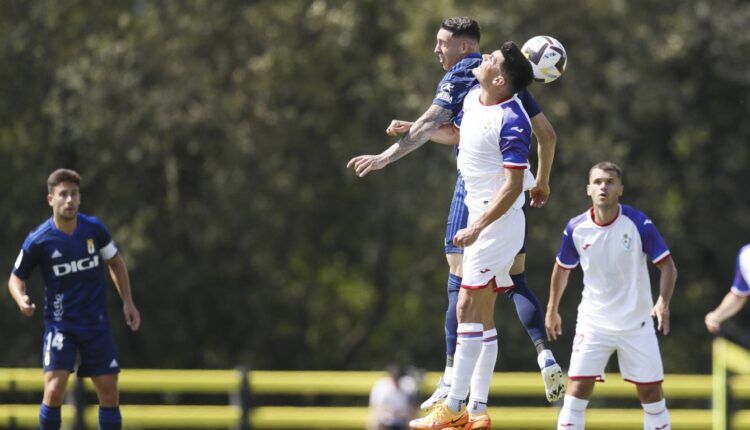 Jirka y Sergio Álvarez pelean por un balón aéreo