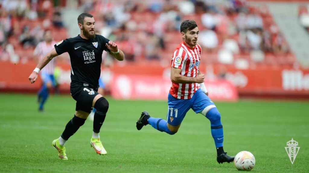 Víctor Campuzano conduce un balón ante Mathieu Peybernes