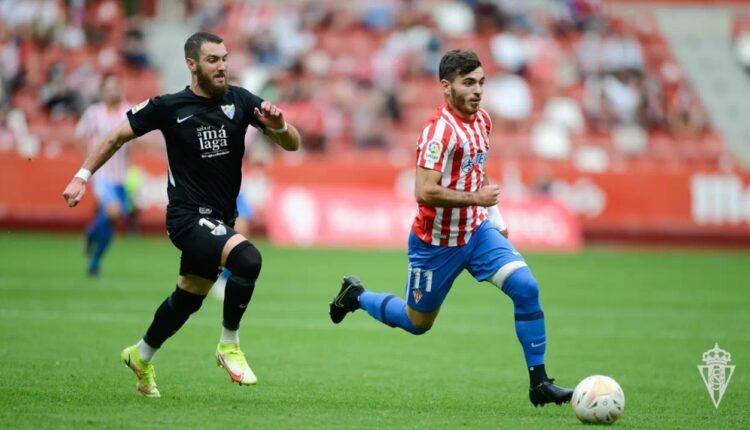 Víctor Campuzano conduce un balón ante Mathieu Peybernes