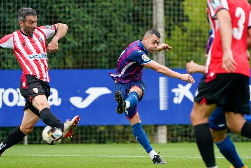 Yanis Rahmani ejecutando un disparo en un partido frente a la UD Logroñés en verano