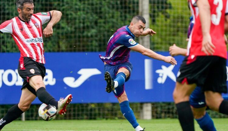 Yanis Rahmani ejecutando un disparo en un partido frente a la UD Logroñés en verano