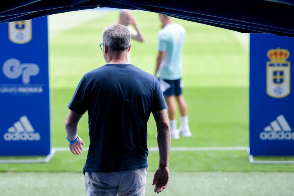 Jon Pérez Bolo, saliendo al campo | Foto: @RealOviedo