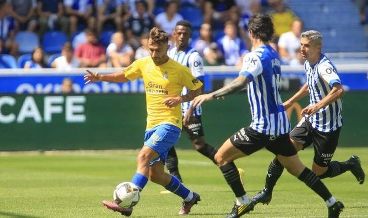 Óscar Clemente conduce un balón en un Alavés-Las Palmas