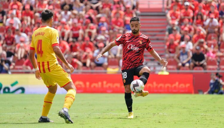 Jaume Costa, frente a Arnau. | Foto: @RCD_Mallorca