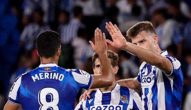 Mikel Merino, Beñat Turrientes y Alexander Sørloth en un partido