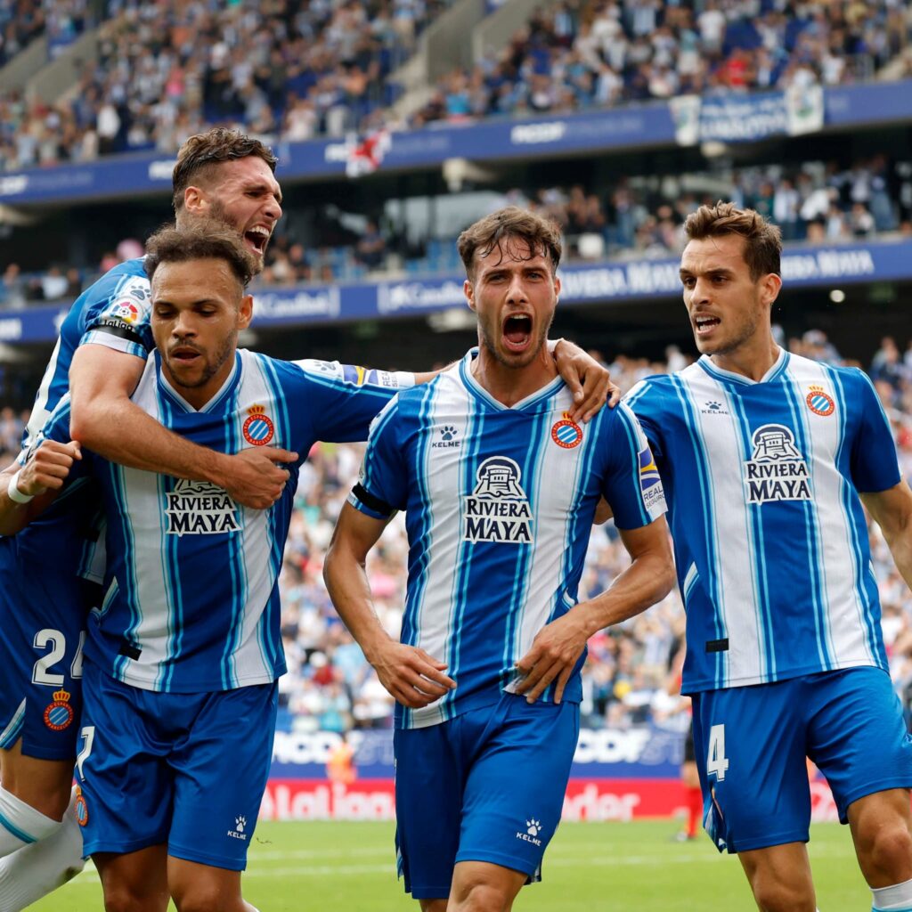 Puado celebra un gol