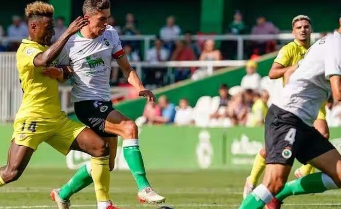 Iñigo Sainz y Hassan pugnando por un balón