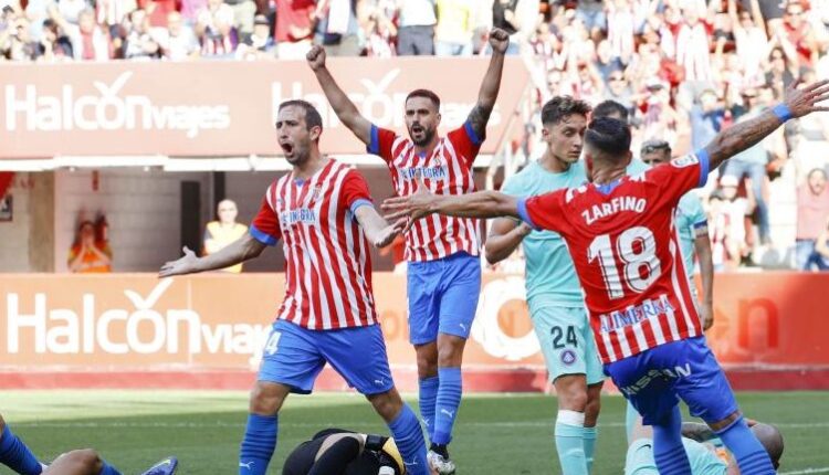 Izquierdoz, con Insua y Zarfino en plano, celebran un gol a balón parado frente al Andorra