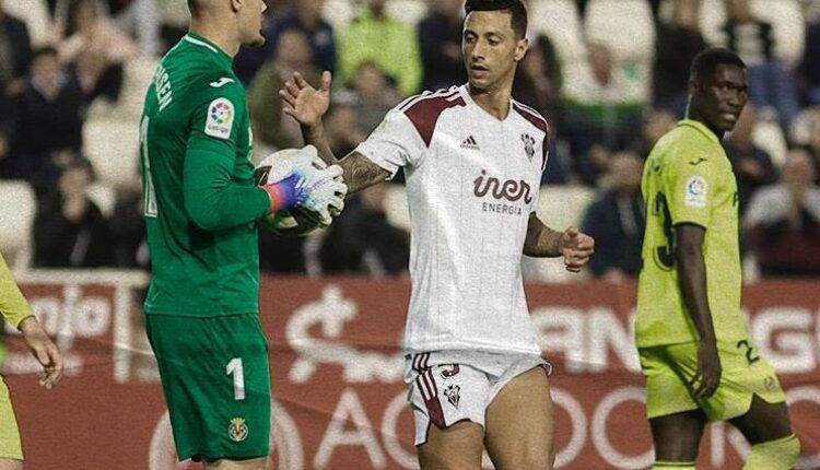 Filip Jorgensen y Maikel Mesa en un lance del encuentro