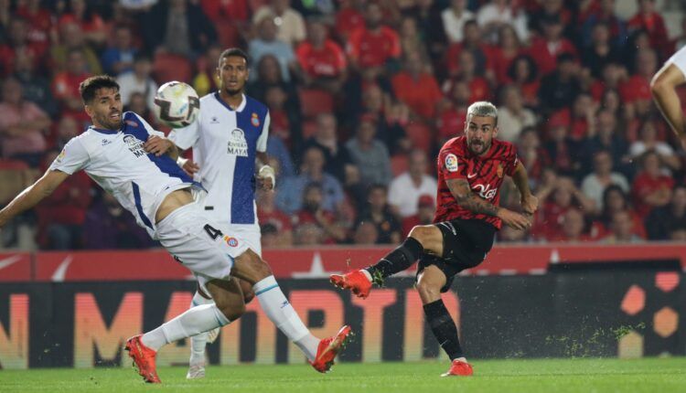 Dani Rodríguez prueba fortuna con un disparo lejano | Foto: @RCD_Mallorca