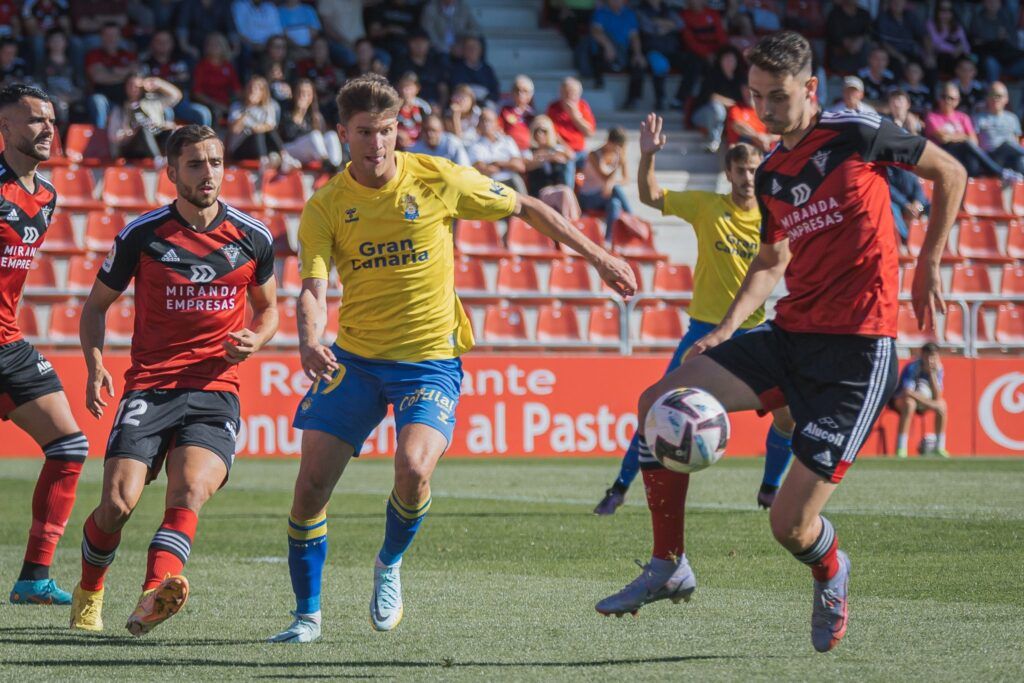 Marc Cardona, rodeado de defensores del Mirandés. | Foto: @CDMirandes