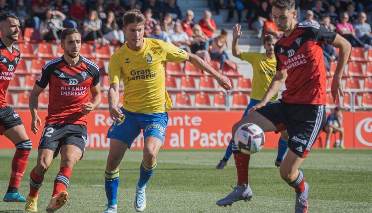 Marc Cardona, rodeado de defensores del Mirandés. | Foto: @CDMirandes