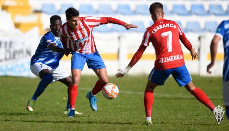 Nacho Martín disputa un balón ante Bamba (San Martín) y la mirada de Trabanco