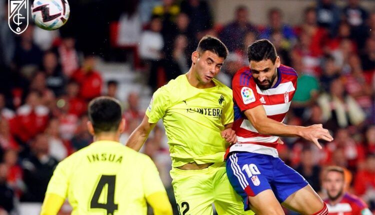 Antonio Puertas rematando de cabeza un gol al Sporting