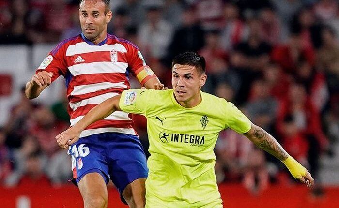 Víctor Díaz pelea por un balón con Djuka