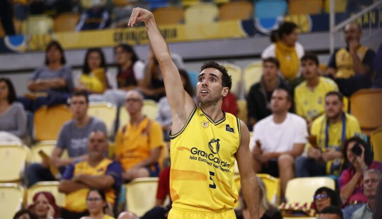 Ferran Bassas lanzando un tiro durante un partido/ ACB