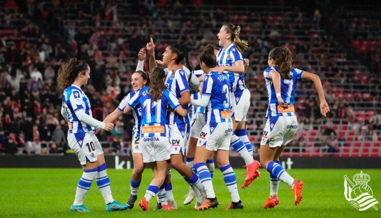 La Real Sociedad celebrando el gol que les daba ventaja en San Mamés