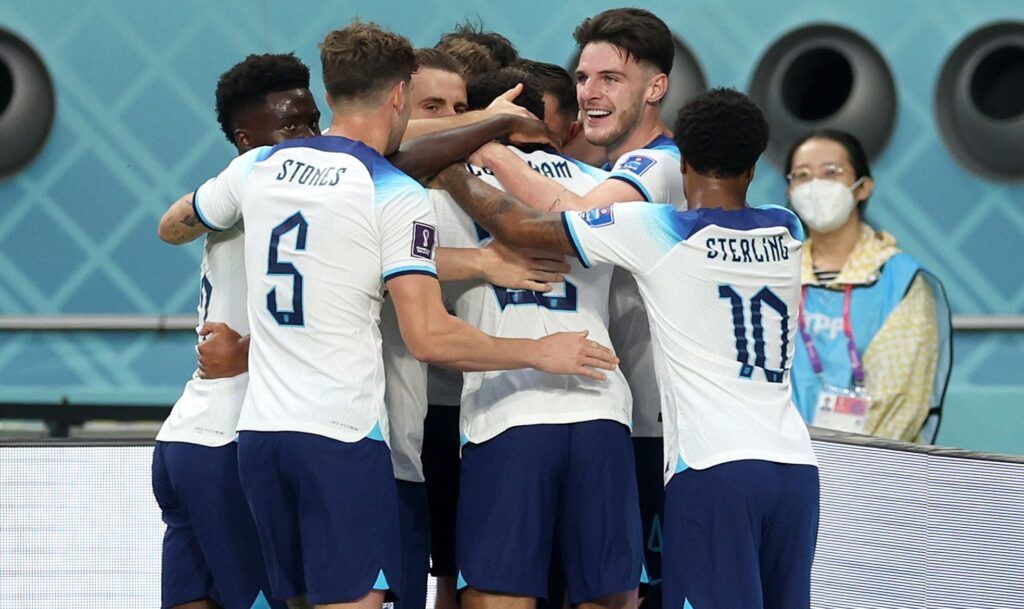 Selección de Inglaterra celebrando un gol