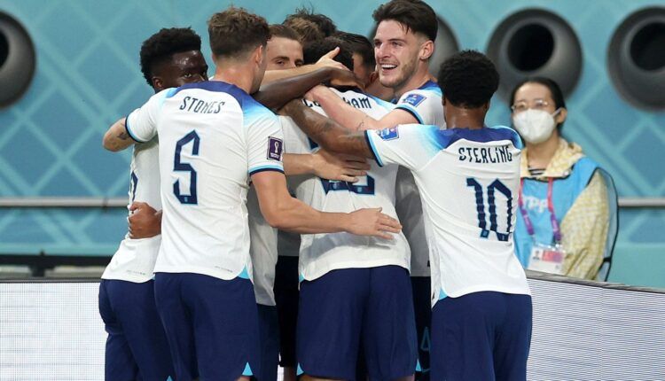 Selección de Inglaterra celebrando un gol