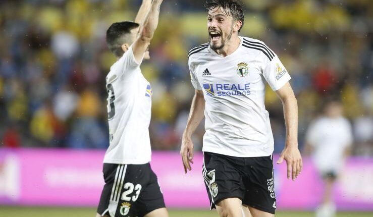 Matos y Atienza celebran un gol