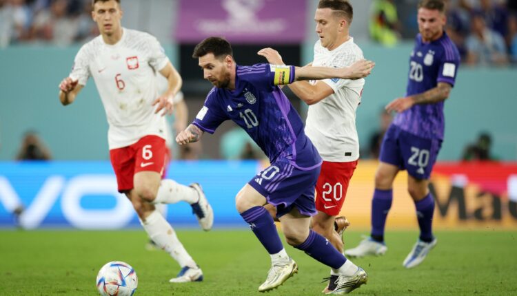 Messi con Zielinski en un Argentina-Polonia