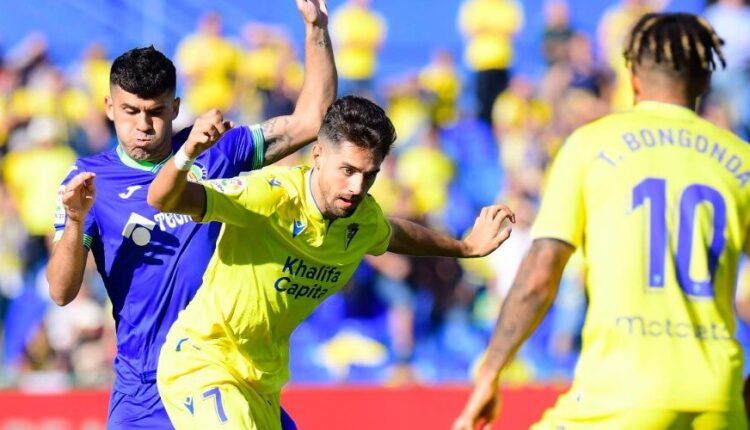 Rubén Sobrino defendiendo un balón | Foto: @Cadiz_CF