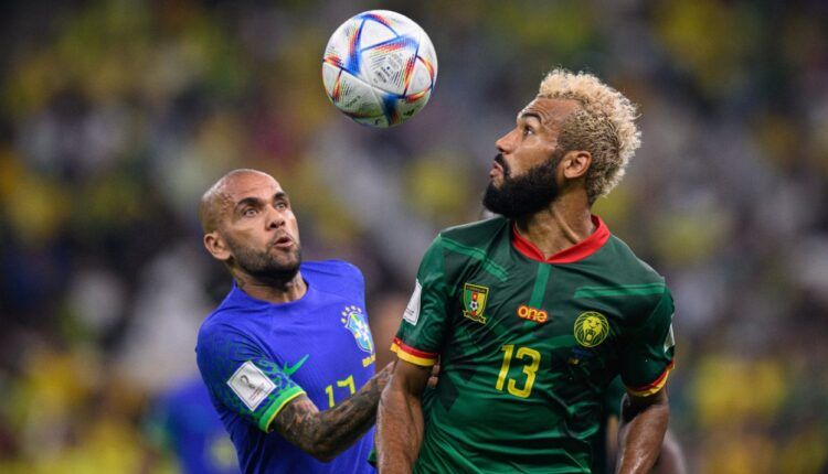 Choupo Moting pugna con Dani Alves en un Camerún-Brasil