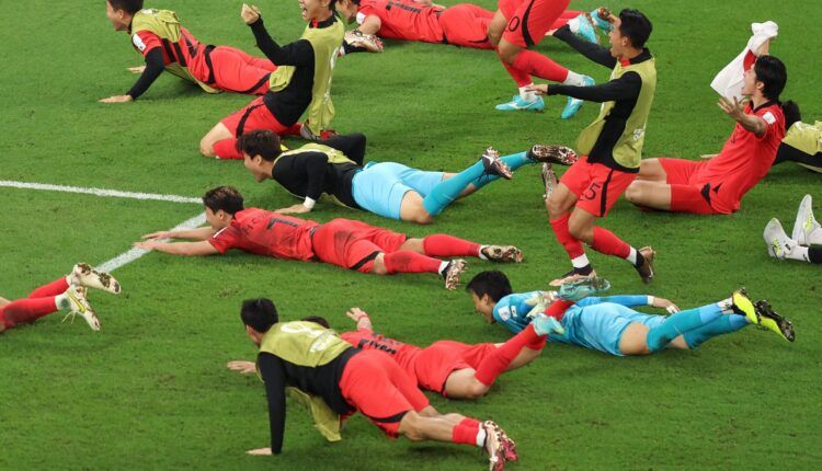 Jugadores de Corea celebrando el pase