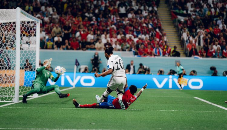 Gnabry chuta ante Keylor en una acción de un Alemania-Costa Rica