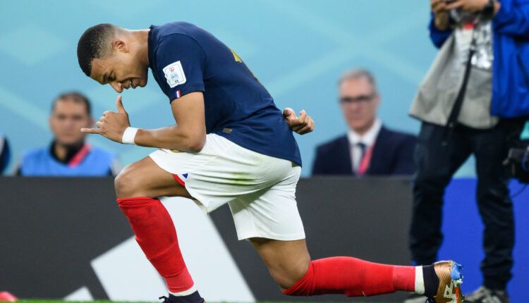 Kylian Mbappé celebra uno de sus goles a Polonia