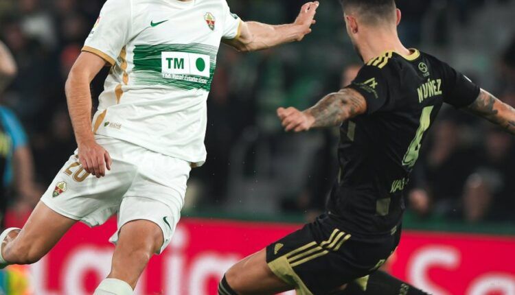 Gumbau disputa el balón ante Unai Núñez, del Celta