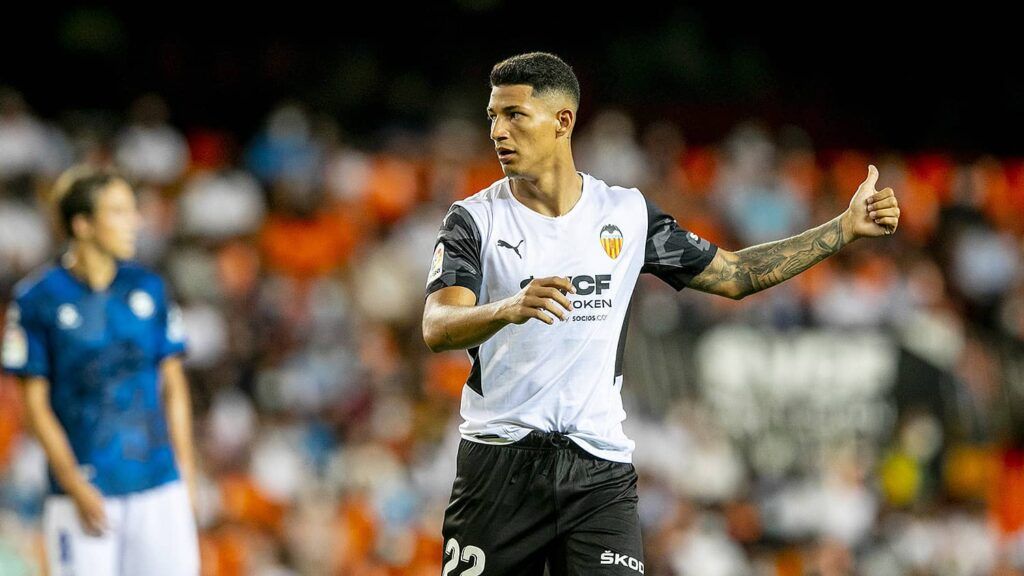 Marcos André en un partido con el Valencia