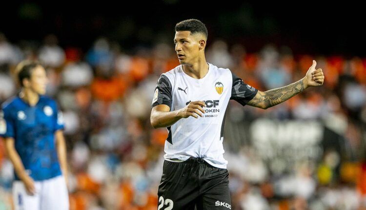 Marcos André en un partido con el Valencia