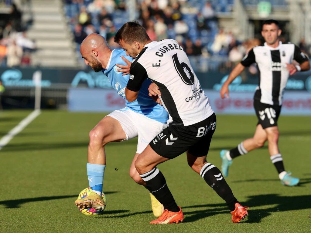 Ekain y Curbelo disputando un balón. | Foto: @ibizaud