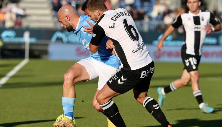 Ekain y Curbelo disputando un balón. | Foto: @ibizaud