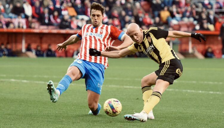 Jordi Pola se lanza al suelo para bloquear una acción de Mollejo en un Sporting-Zaragoza