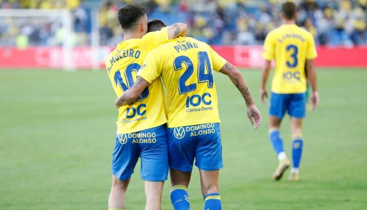 Moleiro y Pejiño celebran un gol