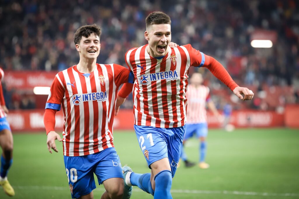 Dani Queipo celebra un gol del Sporting con Uros Milovanovic