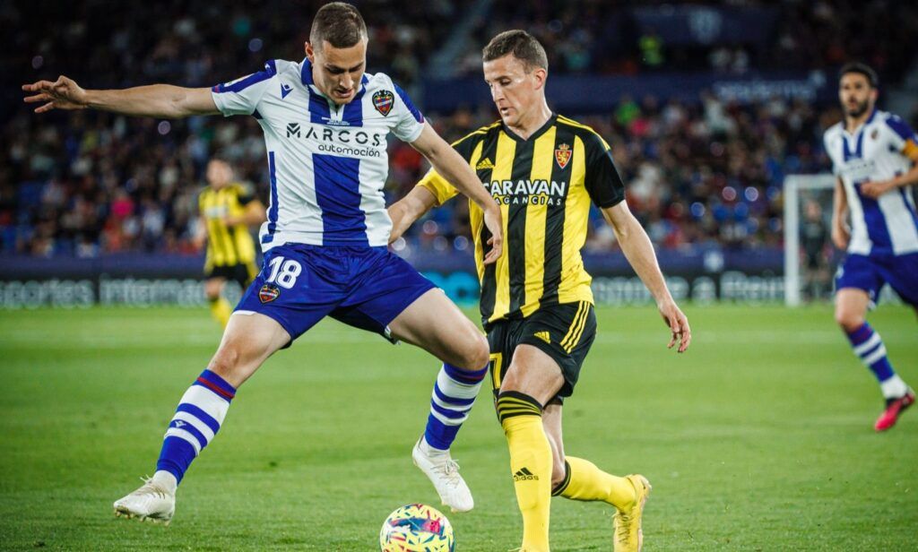 De Frutos y Carlos Nieto pugnan por un balón en un Levante-Zaragoza