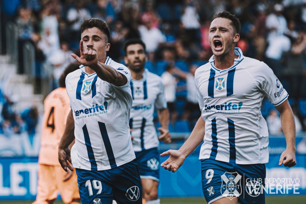 Iván Romero celebra un gol junto a Borja Garcés