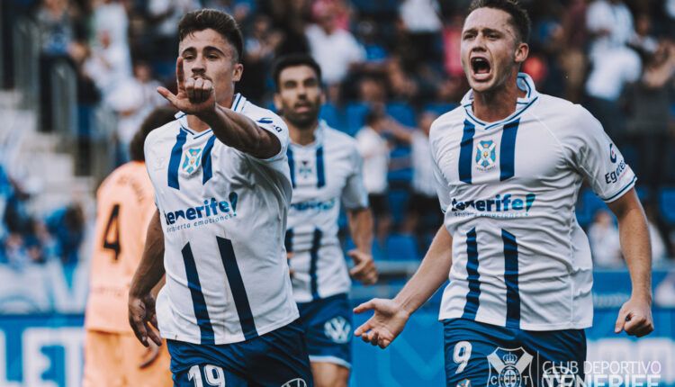 Iván Romero celebra un gol junto a Borja Garcés