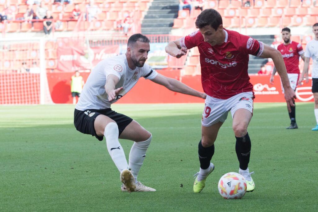 Guillermo pelea un balón en un Nàstic - Real Unión